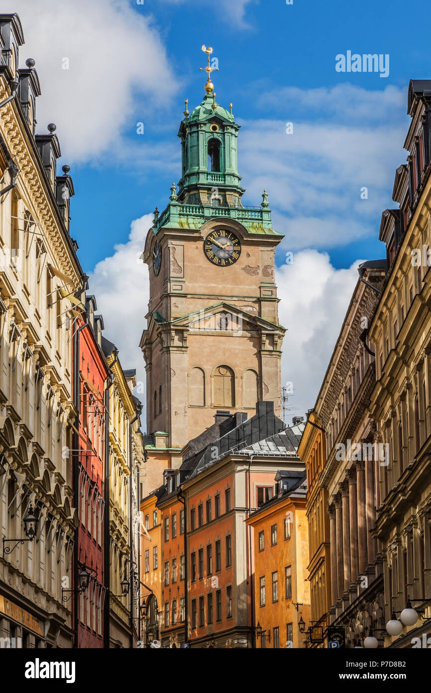 Vecchi edifici architettonici e la chiesa di St-Nicholas noto anche come Cattedrale Storkyrkan, la Gamla Stan, Stoccolma, Svezia Foto Stock
