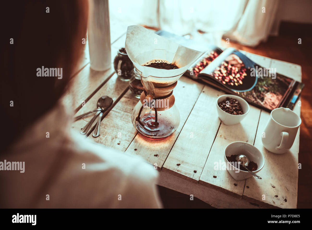 Coppettazione caffè nella bella casa Foto Stock