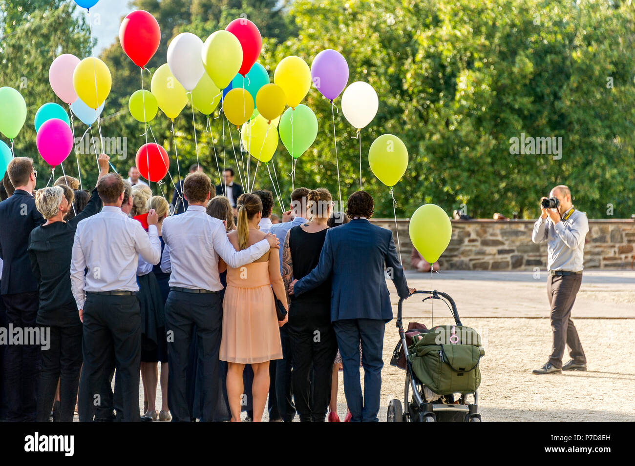 Fotografo scatta le foto di una festa con palloncini colorati, Bad Homburg vor der Höhe, Hesse, Germania Foto Stock