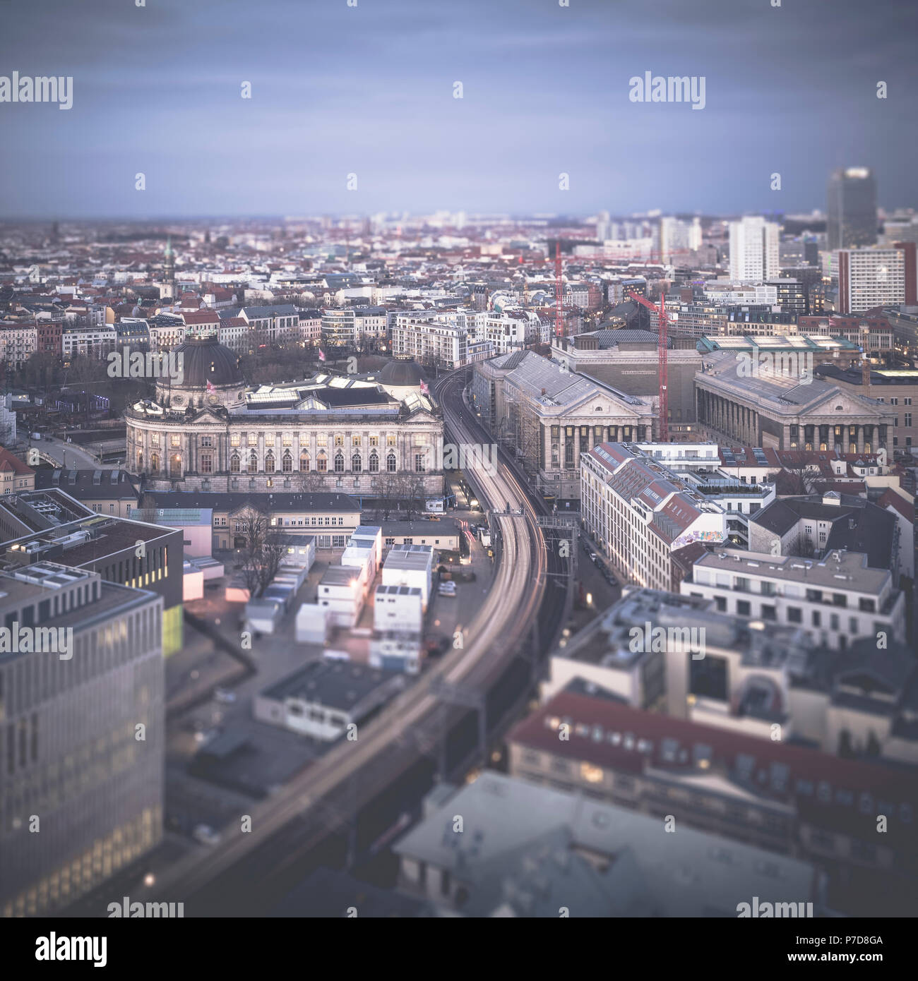 Vista la luce di Berlino del sistema ferroviario e l'Isola dei Musei di Berlino, Germania Foto Stock
