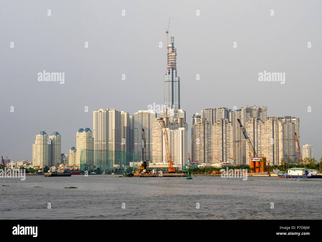 La costruzione di un grattacielo e torri residenziali sulle rive del Fiume Saigon, Ho Chi Minh City, Vietnam. Foto Stock