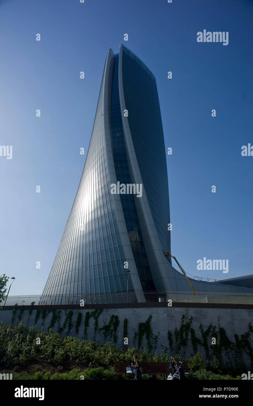 L'Europa. L'Italia. Lombardia. Milano. Grattacielo nel quartiere di Citylife, Torre Hadid (185 m) Progettato da Zaha Hadid soprannominata la storto Foto Stock