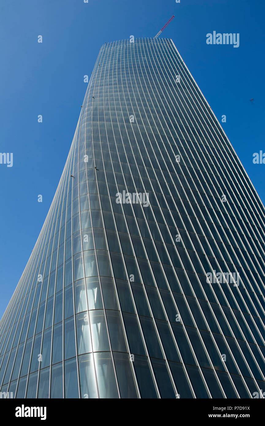L'Europa. L'Italia. Lombardia. Milano. Grattacielo nel quartiere di Citylife, Torre Hadid (185 m) Progettato da Zaha Hadid soprannominata la storto Foto Stock