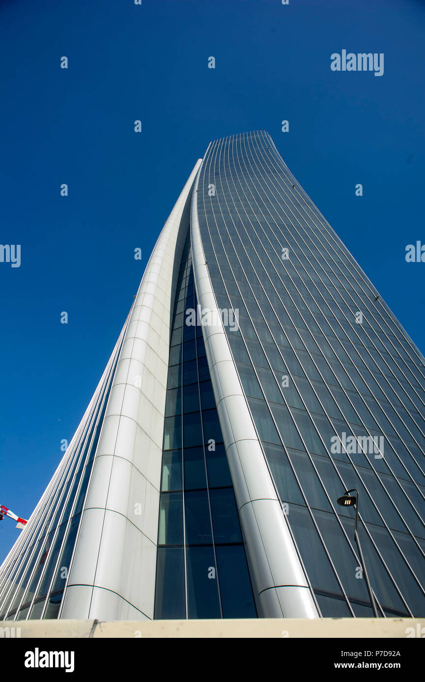 L'Europa. L'Italia. Lombardia. Milano. Grattacielo nel quartiere di Citylife, Torre Hadid (185 m) Progettato da Zaha Hadid soprannominata la storto Foto Stock