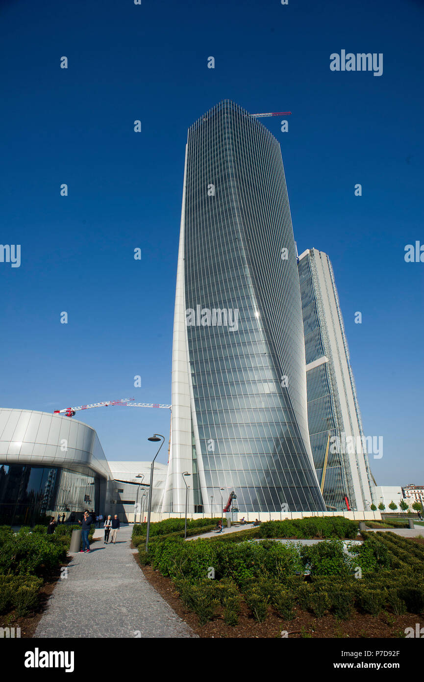 L'Europa. L'Italia. Lombardia. Milano. Grattacielo nel quartiere di Citylife, Torre Hadid (185 m) Progettato da Zaha Hadid soprannominata la storto Foto Stock