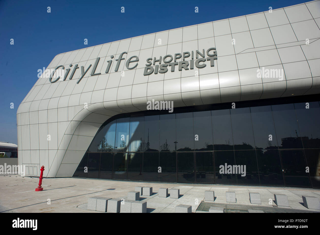 L'Europa. L'Italia. Lombardia. Milano. Grattacielo nel quartiere di Citylife, Torre Hadid (185 m) Progettato da Zaha Hadid soprannominata la storto Foto Stock