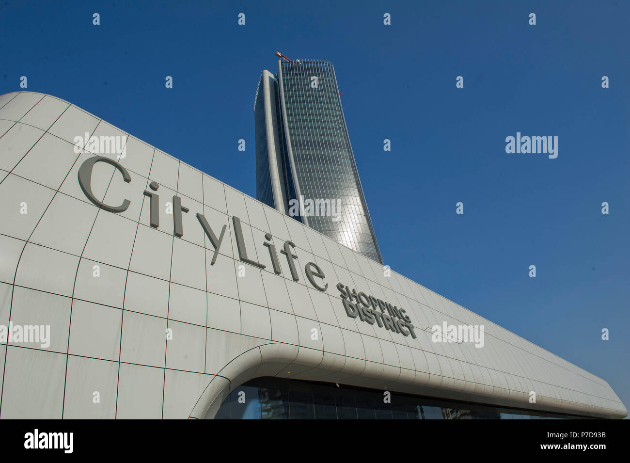 L'Europa. L'Italia. Lombardia. Milano. Grattacielo nel quartiere di Citylife, Torre Hadid (185 m) Progettato da Zaha Hadid soprannominata la storto Foto Stock