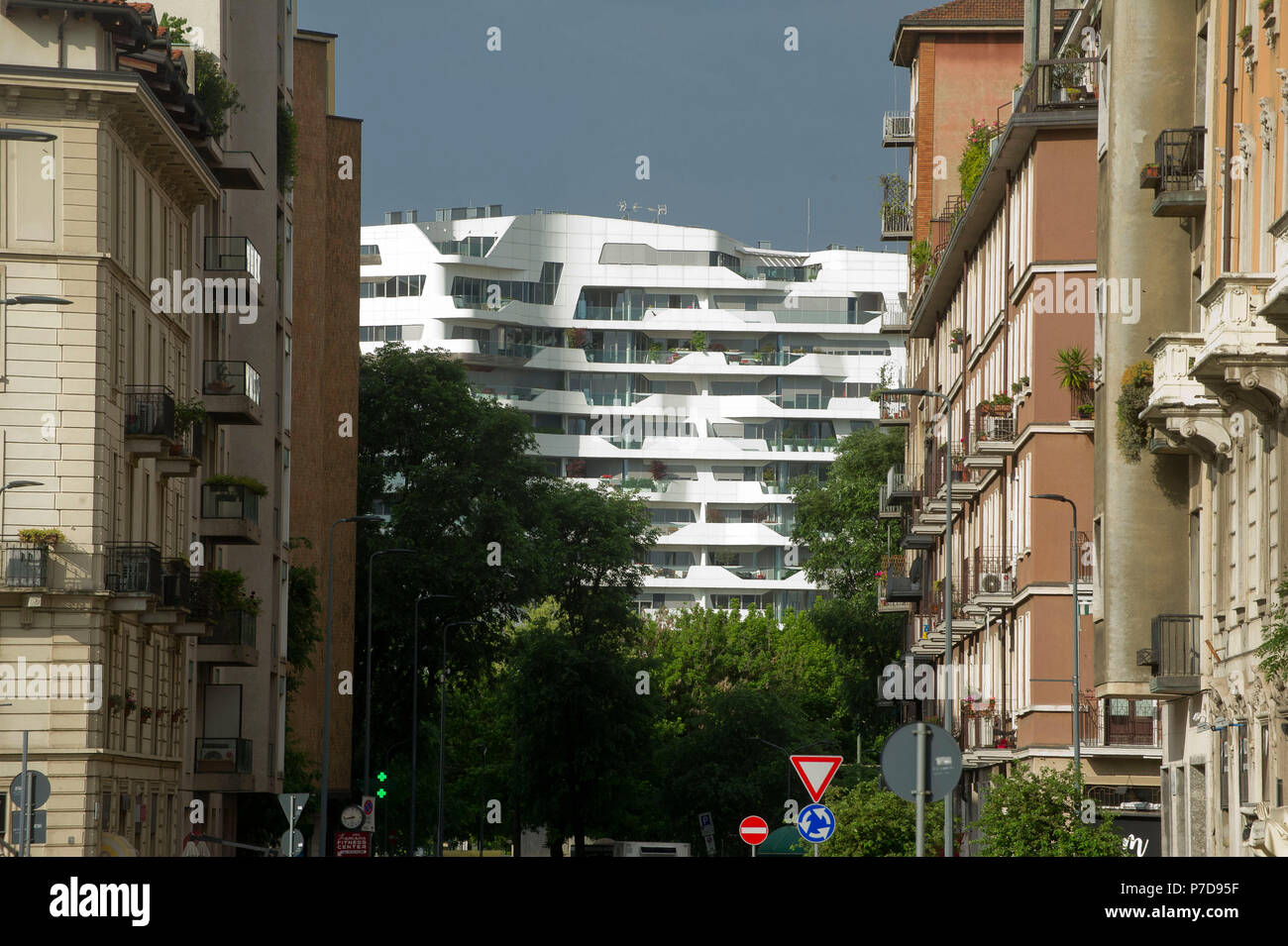 L'Europa. L'Italia. Lombardia. Milano. Grattacielo nel quartiere di Citylife, residence Progettato da Zaha Hadid Foto Stock