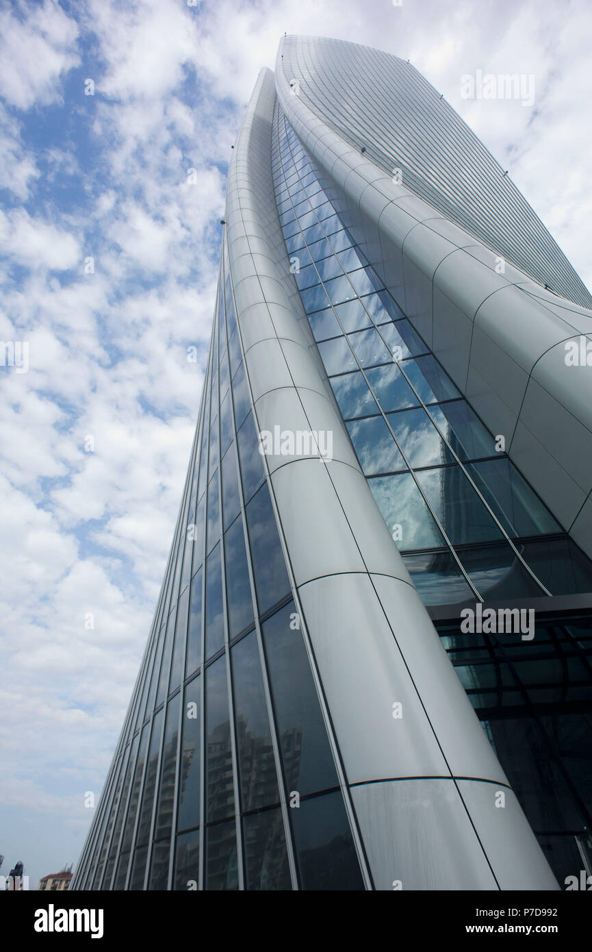 L'Europa. L'Italia. Lombardia. Milano. Grattacielo nel quartiere di Citylife, Torre Hadid (185 m) Progettato da Zaha Hadid soprannominata la storto Foto Stock