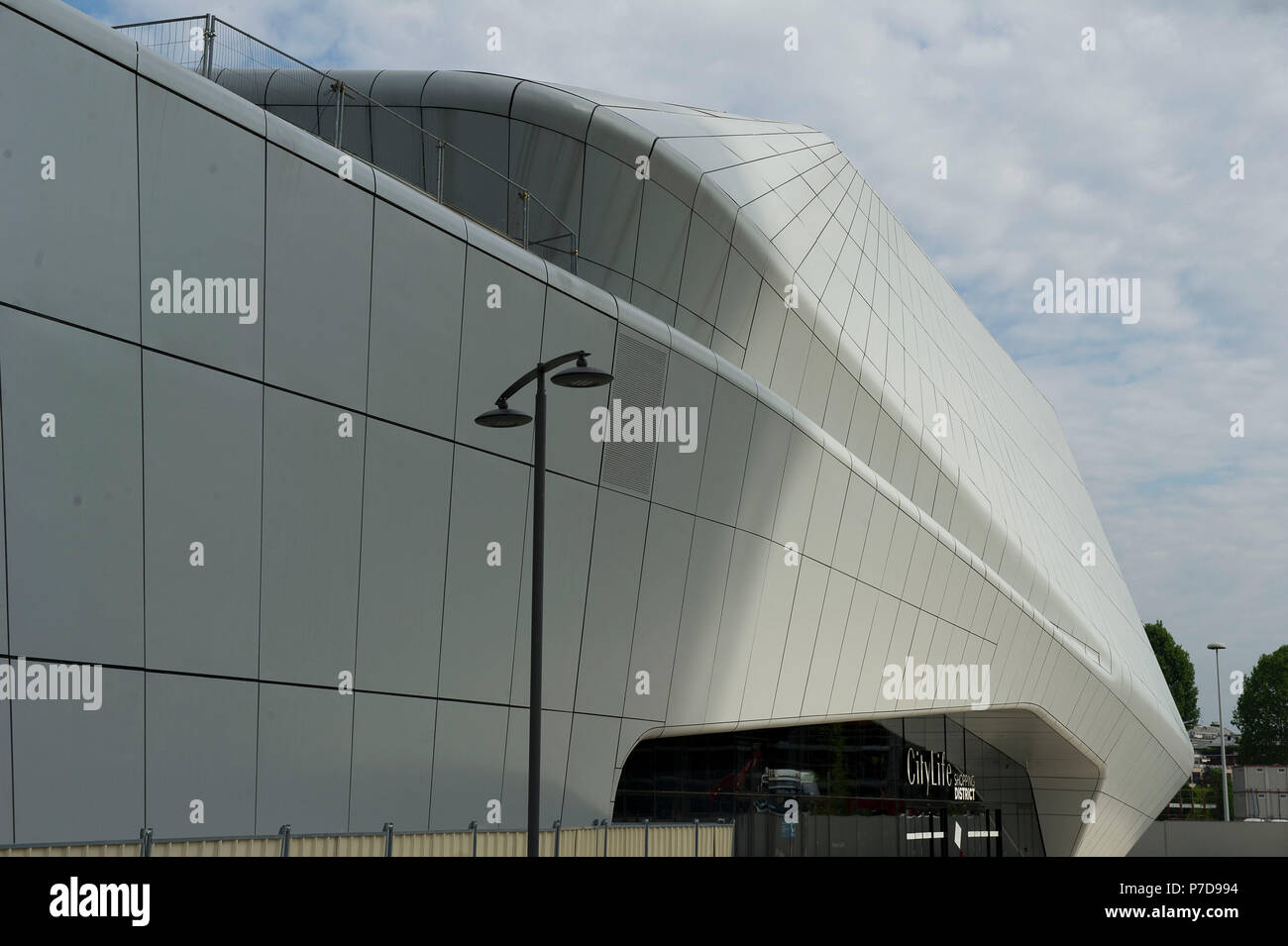 L'Europa. L'Italia. Lombardia. Milano. Grattacielo nel quartiere di Citylife, Torre Hadid (185 m) Progettato da Zaha Hadid soprannominata la storto Foto Stock