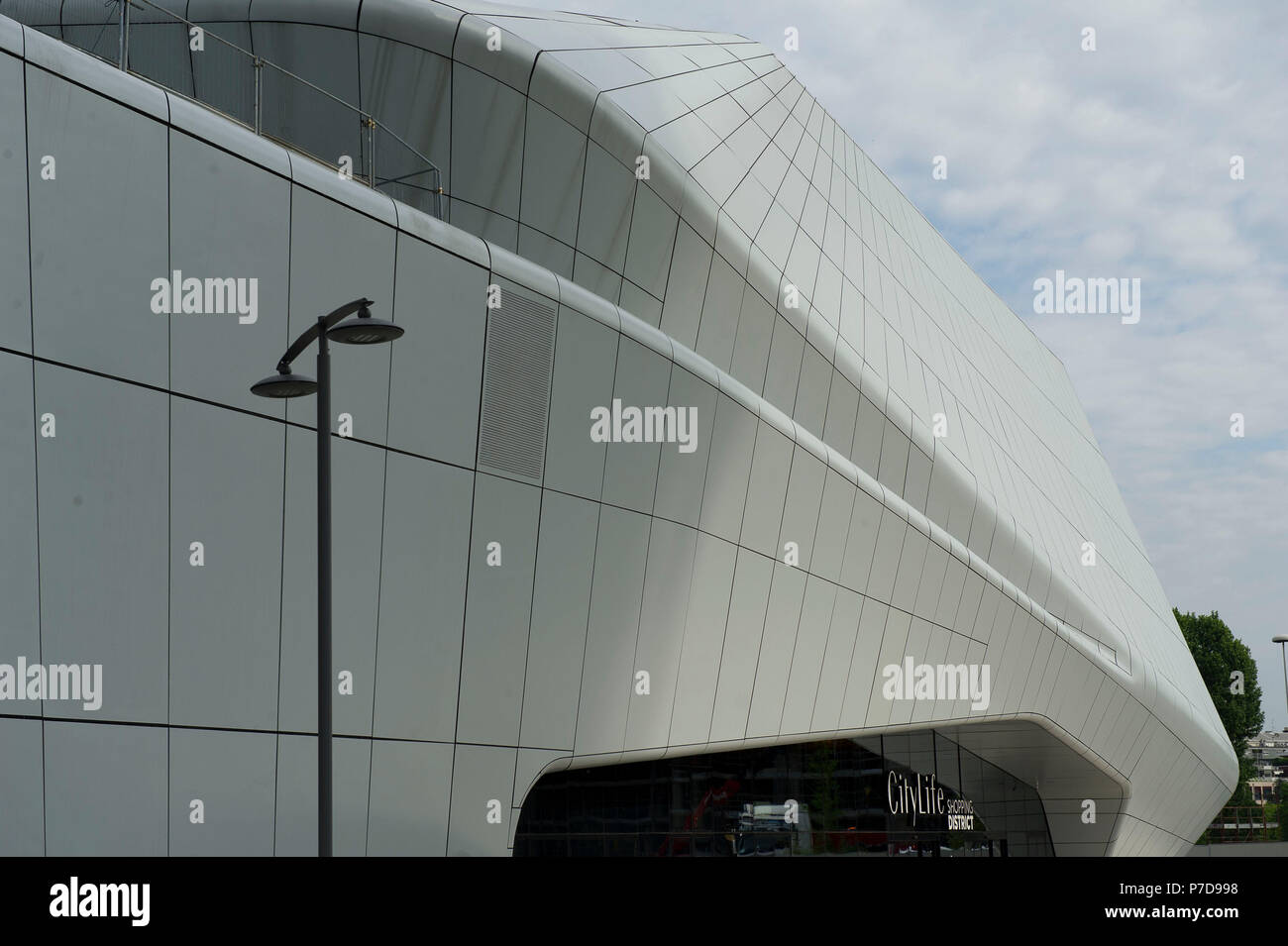 L'Europa. L'Italia. Lombardia. Milano. Grattacielo nel quartiere di Citylife, Torre Hadid (185 m) Progettato da Zaha Hadid soprannominata la storto Foto Stock