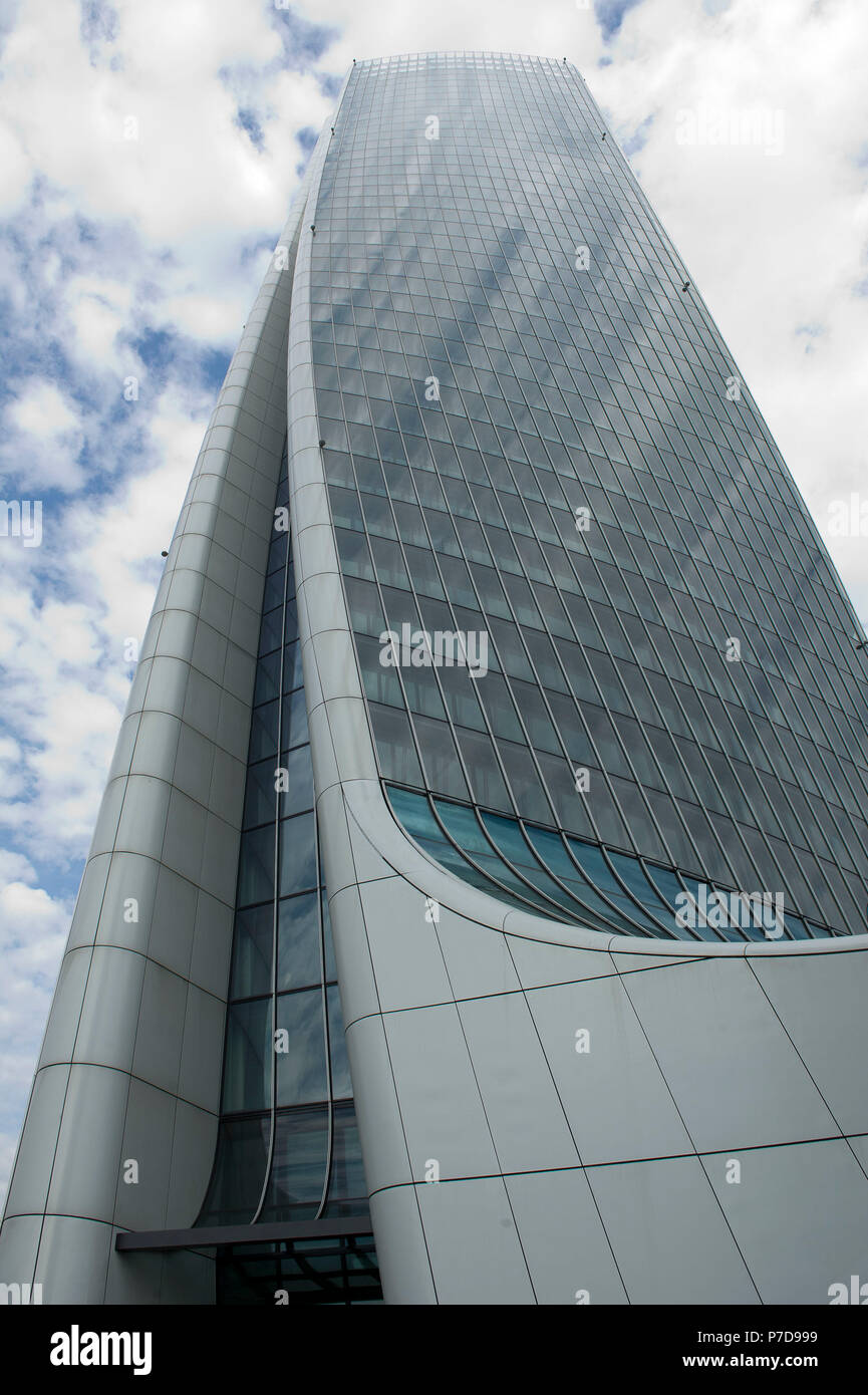 L'Europa. L'Italia. Lombardia. Milano. Grattacielo nel quartiere di Citylife, Torre Hadid (185 m) Progettato da Zaha Hadid soprannominata la storto Foto Stock