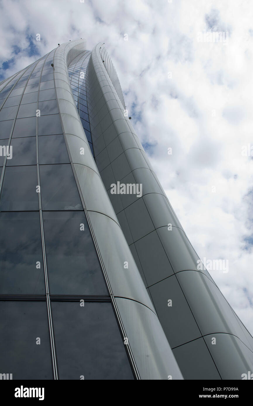 L'Europa. L'Italia. Lombardia. Milano. Grattacielo nel quartiere di Citylife, Torre Hadid (185 m) Progettato da Zaha Hadid soprannominata la storto Foto Stock