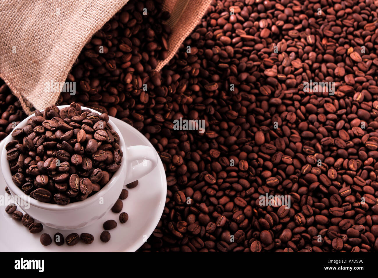 White tazza da caffè con fagioli e sacco Foto Stock