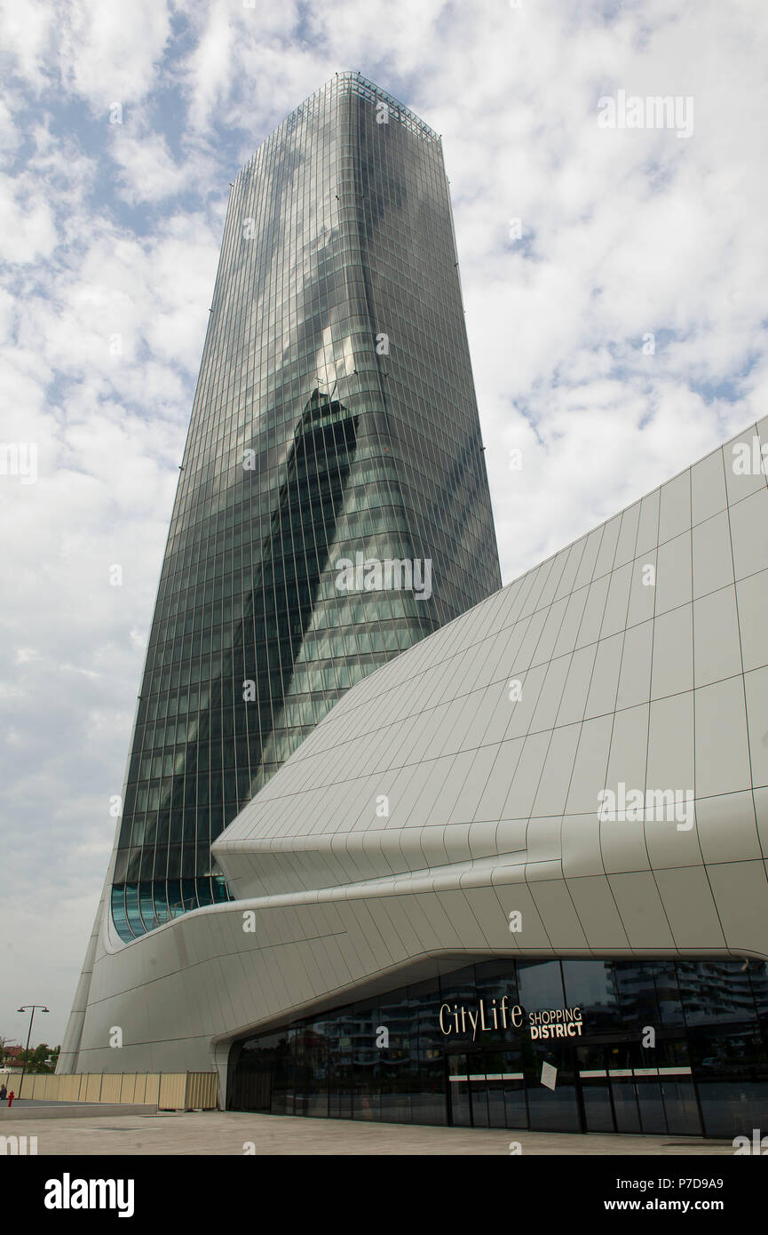 L'Europa. L'Italia. Lombardia. Milano. Grattacielo nel quartiere di Citylife, Torre Hadid (185 m) Progettato da Zaha Hadid soprannominata la storto Foto Stock