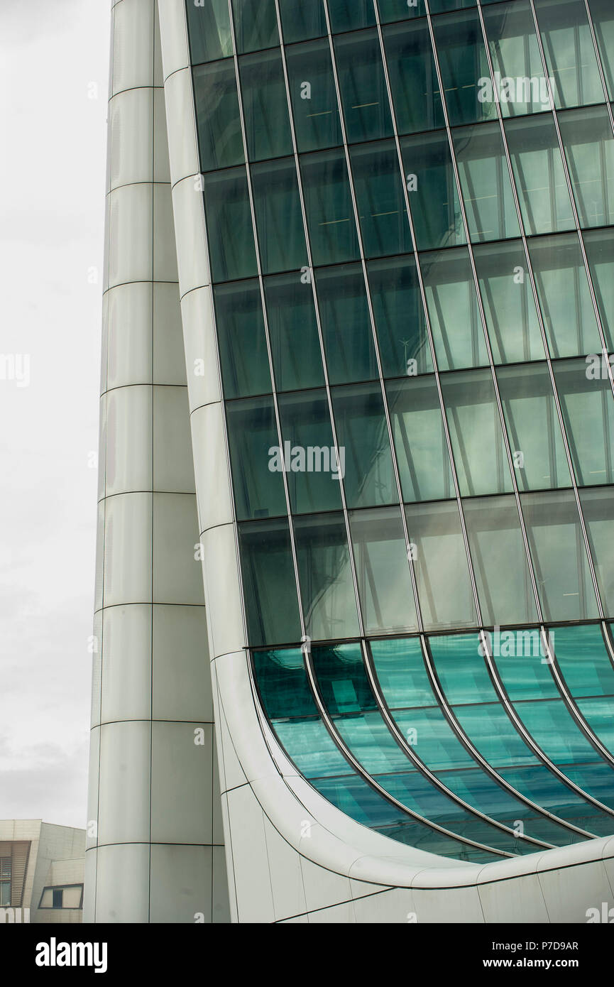 L'Europa. L'Italia. Lombardia. Milano. Grattacielo nel quartiere di Citylife, Torre Hadid (185 m) Progettato da Zaha Hadid soprannominata la storto Foto Stock