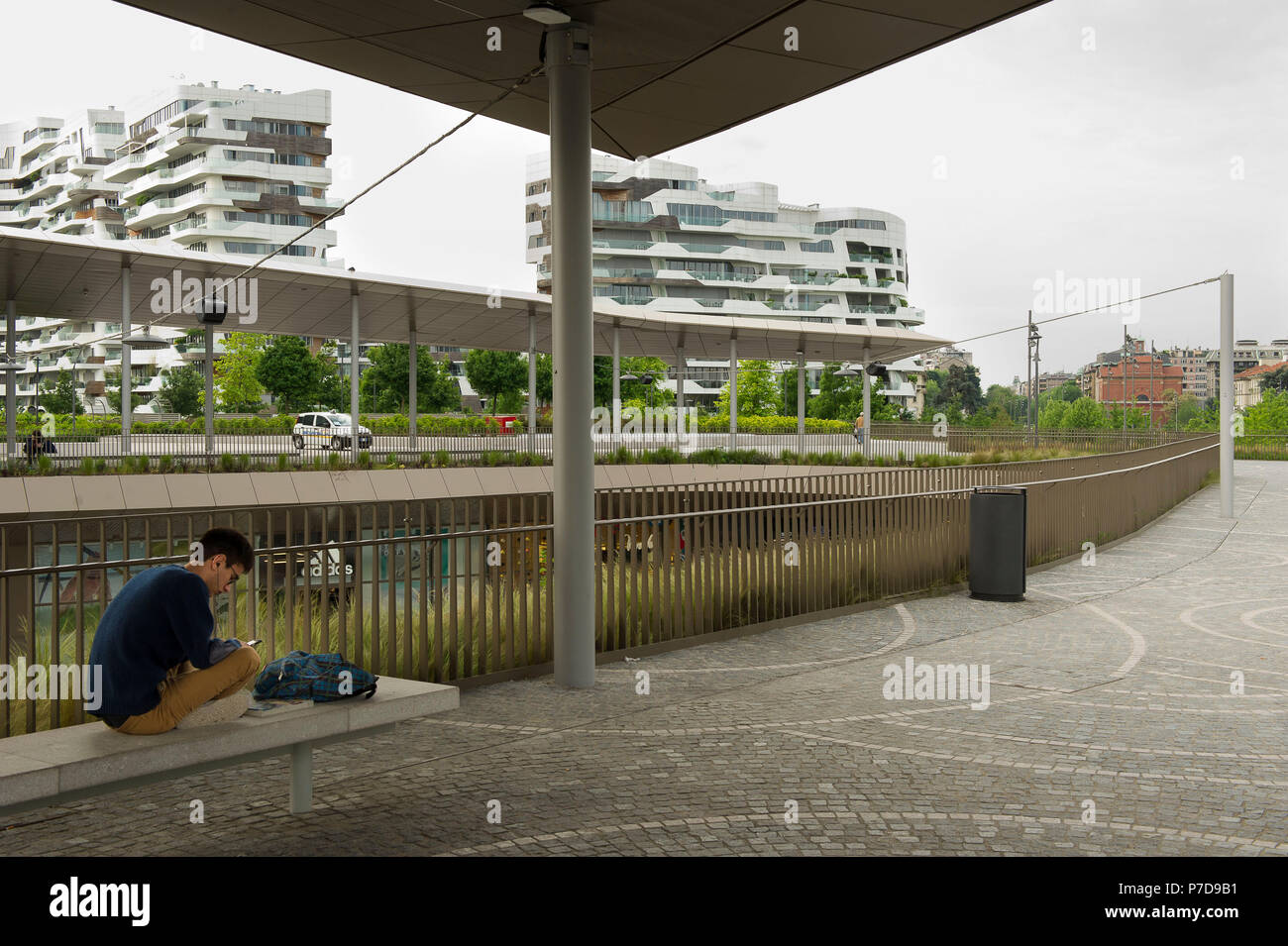 L'Europa. L'Italia. Lombardia. Milano. Grattacielo nel quartiere di Citylife, Torre Hadid (185 m) Progettato da Zaha Hadid soprannominata la storto Foto Stock