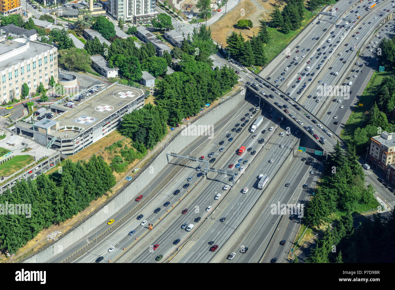 Vista aerea della Interstate 5 il traffico che attraversa a Seattle, nello Stato di Washington, USA. Foto Stock