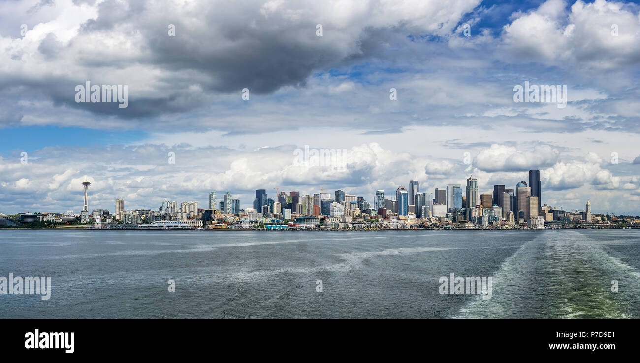 Seattle skyline visto da un stato di Washington ferry boat in Puget Sound su un nuvoloso giorno soleggiato, WA, Stati Uniti d'America. Foto Stock