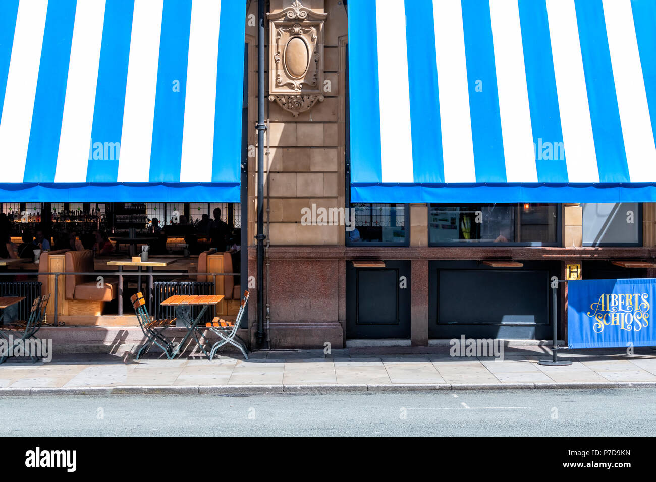 Straordinario blu e bianco tende a strisce sulla parte anteriore del Albert ristorante Schloss in Manchester City Centre Foto Stock