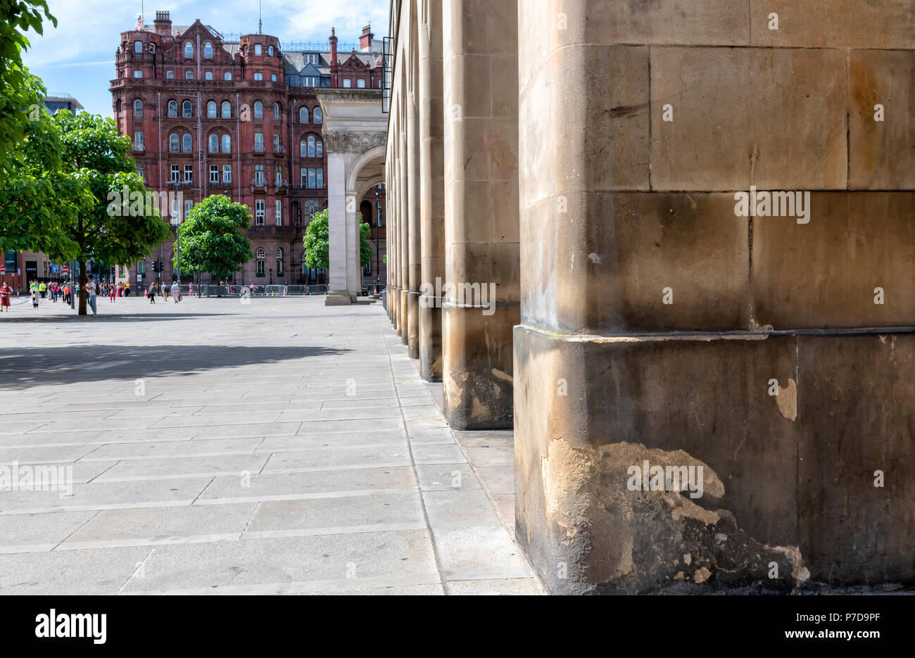 Un colonnato di pilastri in Piazza San Pietro sul retro di Manchester Town Hall con il Midland Hotel in background. Manchester, Regno Unito Foto Stock