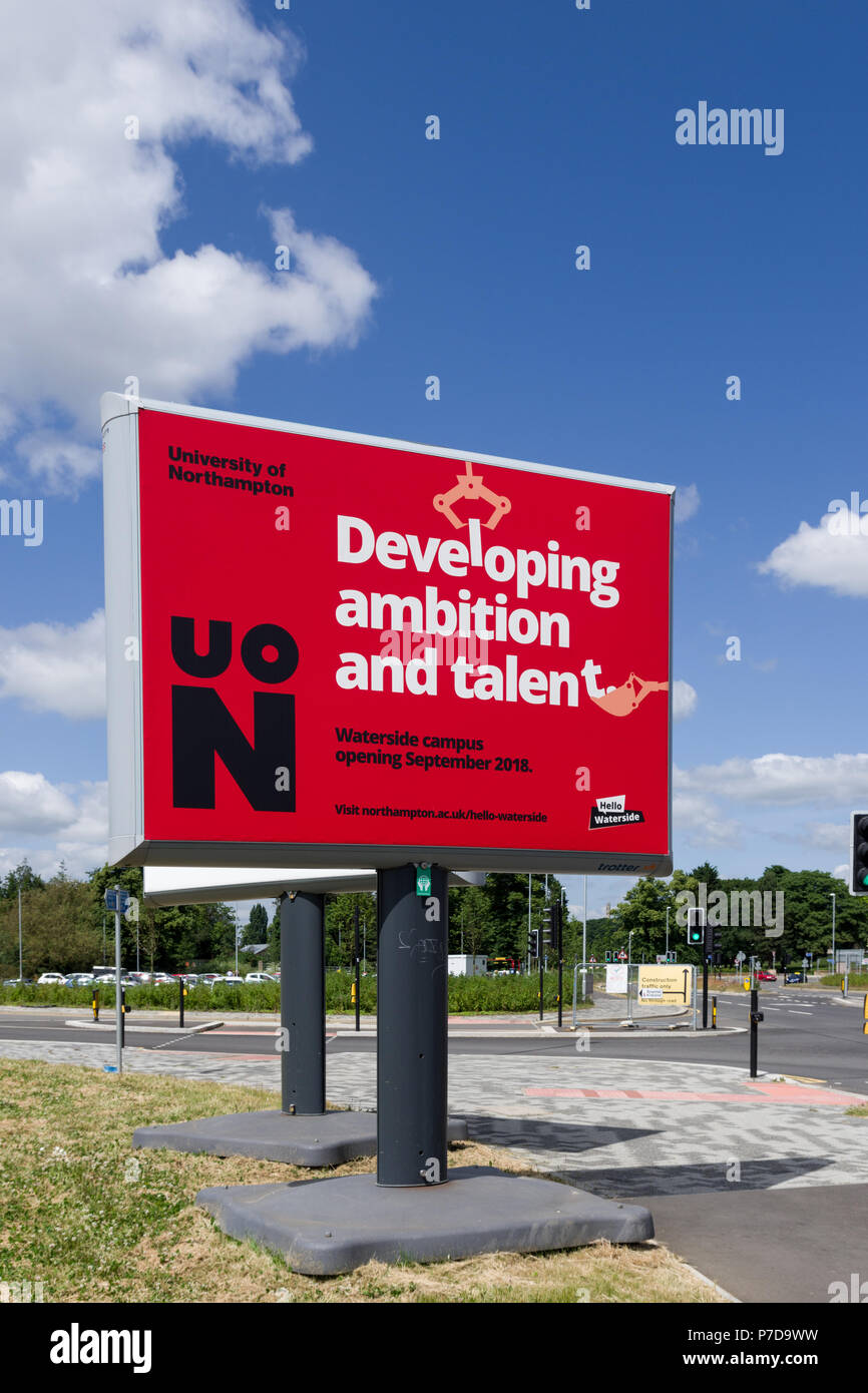 Rosso cartello stradale pubblicità della nuova Università di Northampton, Waterside Campus, sito a causa di aprire nel settembre 2018; Northampton, Regno Unito Foto Stock