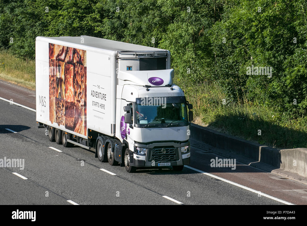 M&S Thermo King Spedizioni merci, il trasporto pesante Renault camion di consegna sulla M6 a Lancaster, Regno Unito Foto Stock