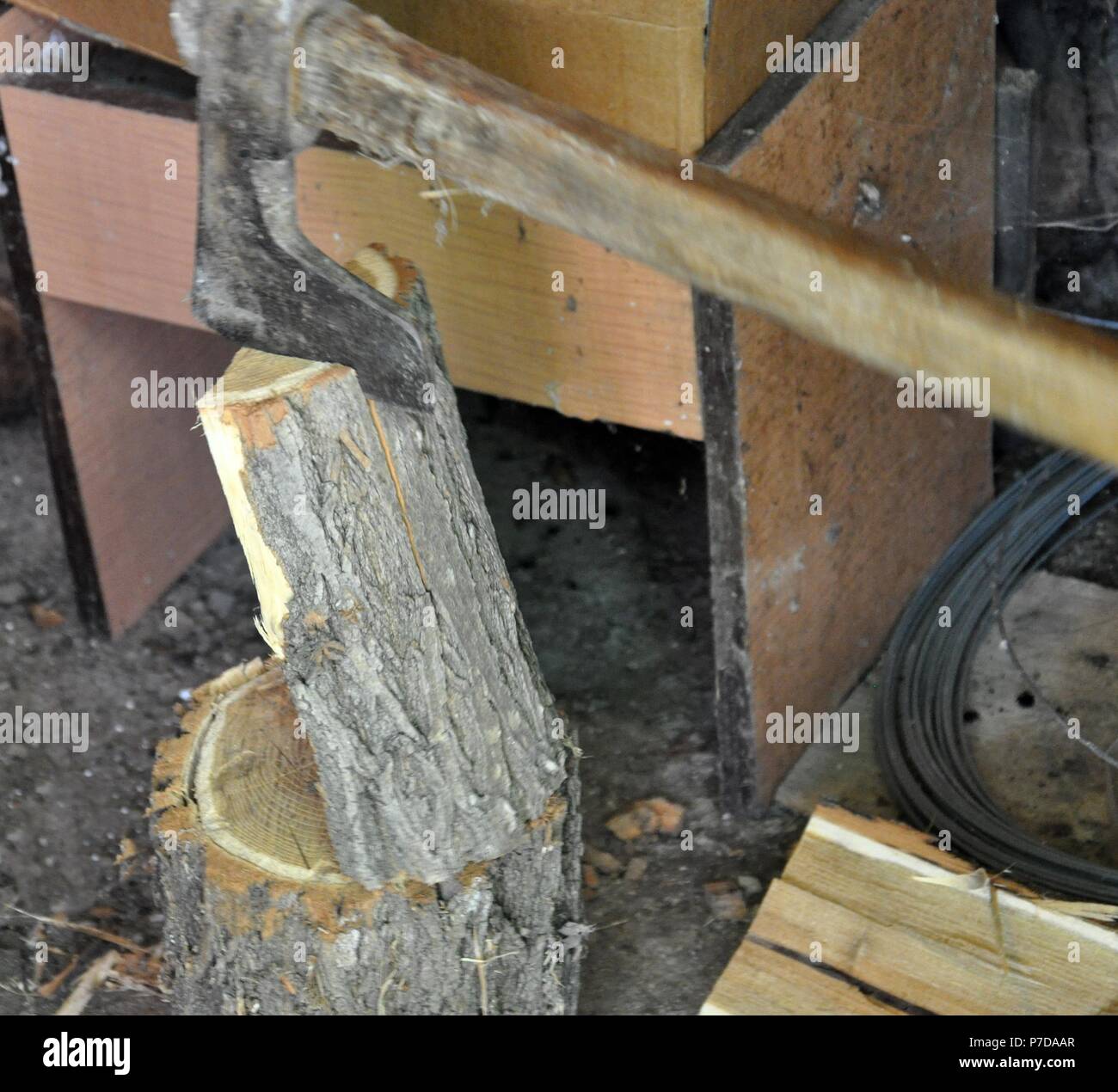 Hatchet il taglio di legna per il camino in una sporca camera granaio, close up Foto Stock