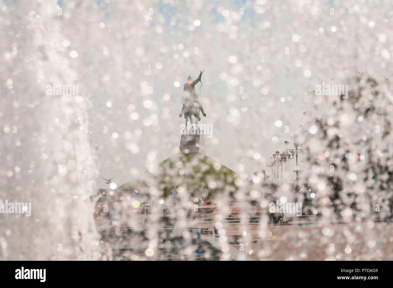 Bashkir eroe nazionale Salavat Yulayev (Salawat Yulaev) monumento visto attraverso il flusso di acqua della fontana, stock immagine. Ufa, Russia, maggio 2016. Foto Stock