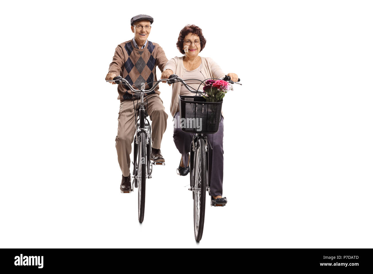 Uomo anziano e una donna anziana equitazione biciclette verso la telecamera isolata su sfondo bianco Foto Stock