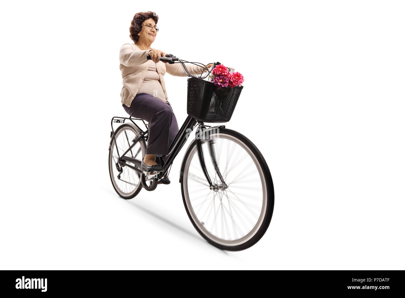 Donna anziana in sella ad una bicicletta isolati su sfondo bianco Foto Stock