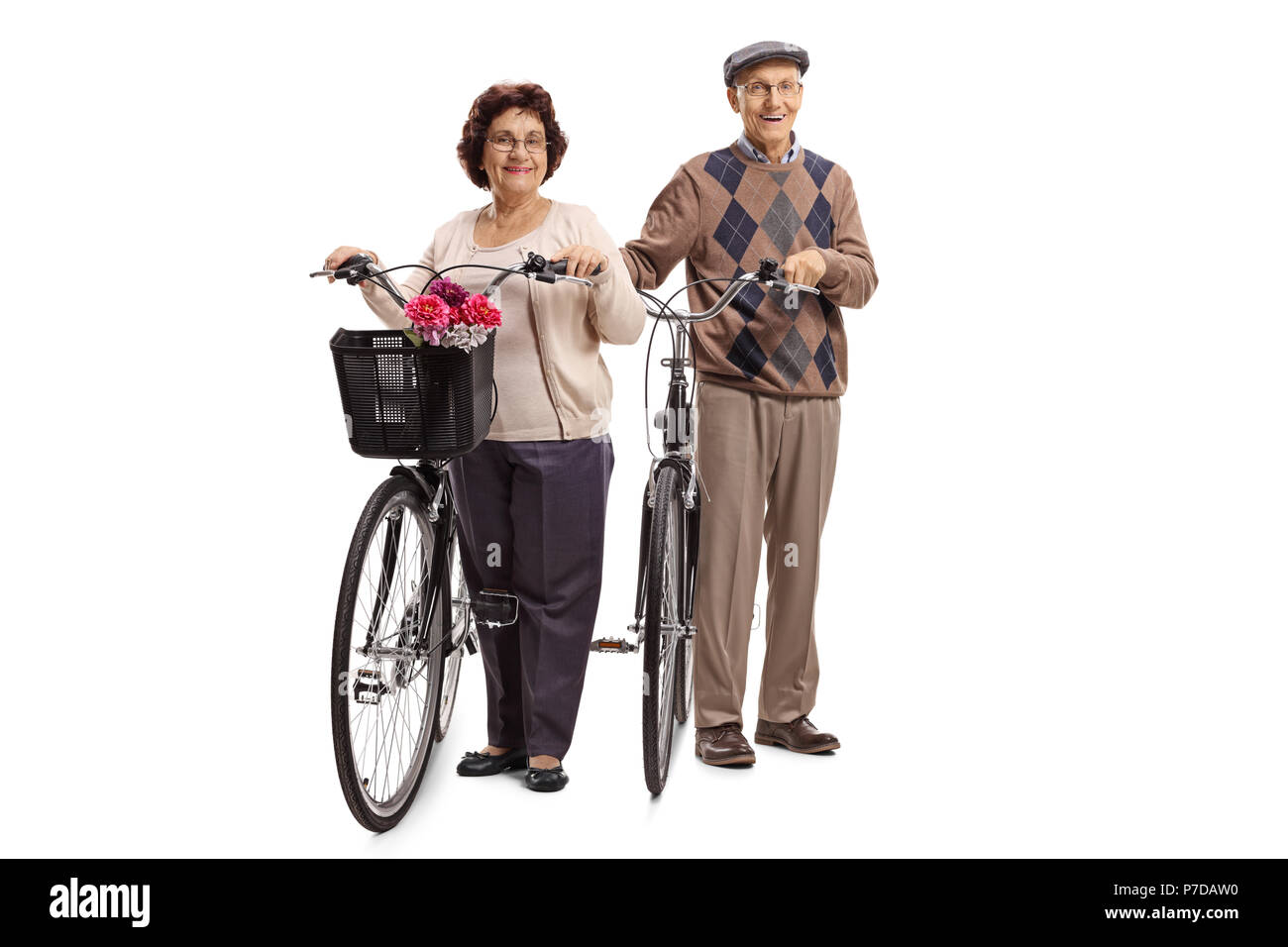 A piena lunghezza Ritratto di un uomo anziano e una donna anziana con le biciclette isolati su sfondo bianco Foto Stock