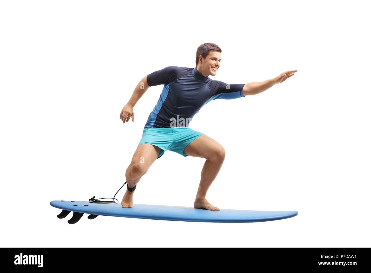 Lunghezza piena ripresa di profilo di un surfista surf su una tavola da surf isolati su sfondo bianco Foto Stock