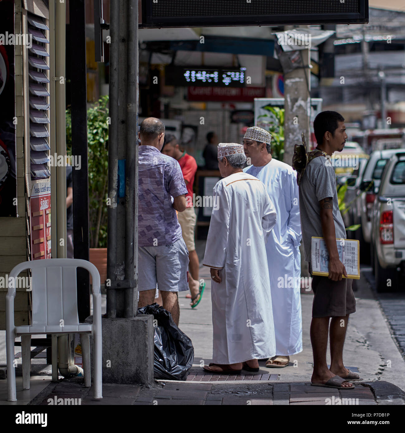 Medio Oriente uomini vestiti in tradizionale Thobe lunghi vestiti di bianco Foto Stock