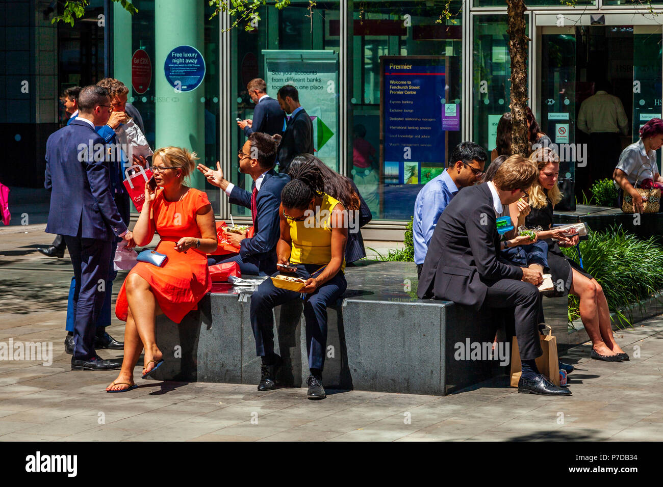 City Of London lavoratori seduto a mangiare il pranzo al di fuori di Fenchurch Street Station, London, Regno Unito Foto Stock