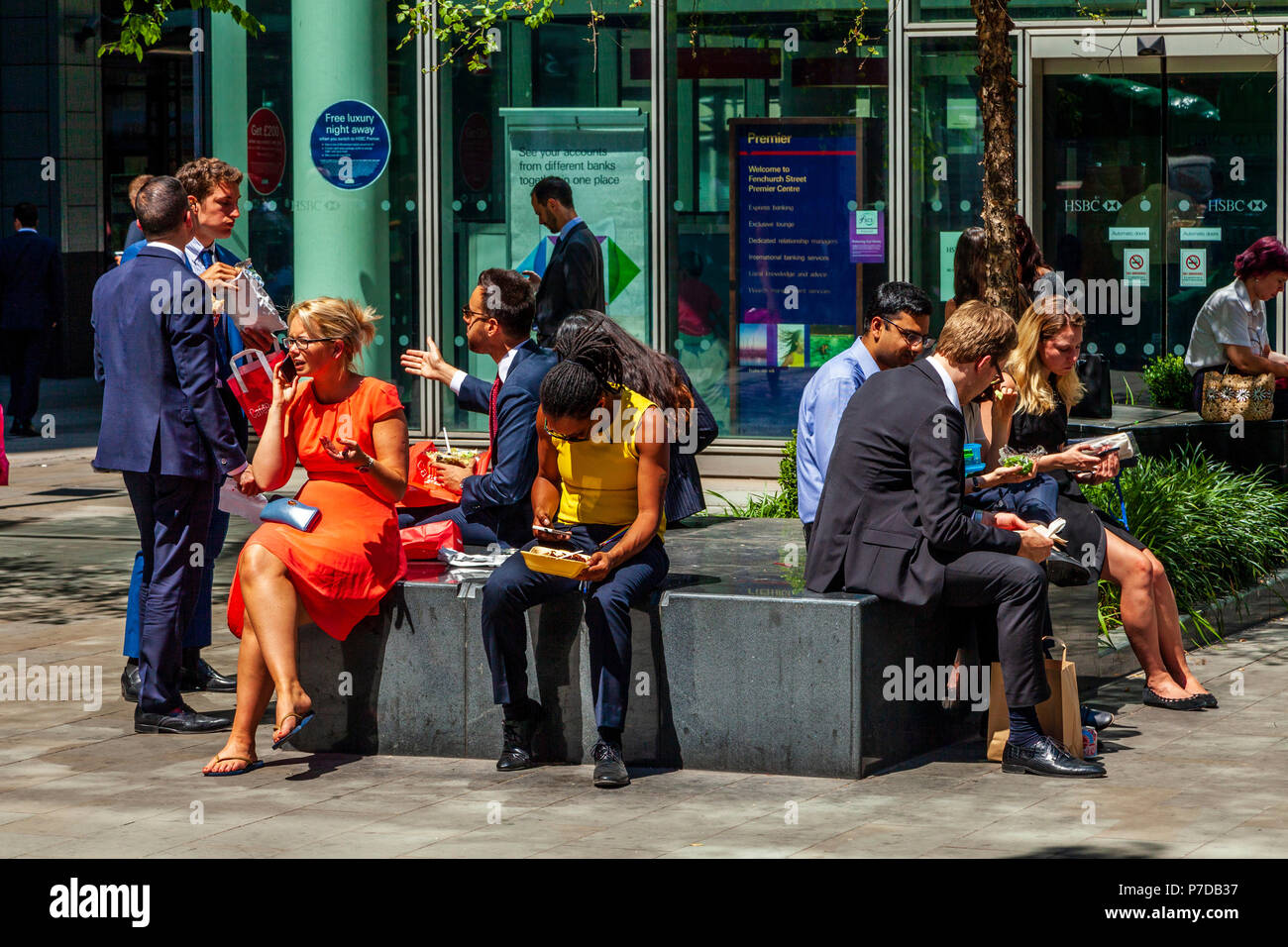 City Of London lavoratori seduto a mangiare il pranzo al di fuori di Fenchurch Street Station, London, Regno Unito Foto Stock