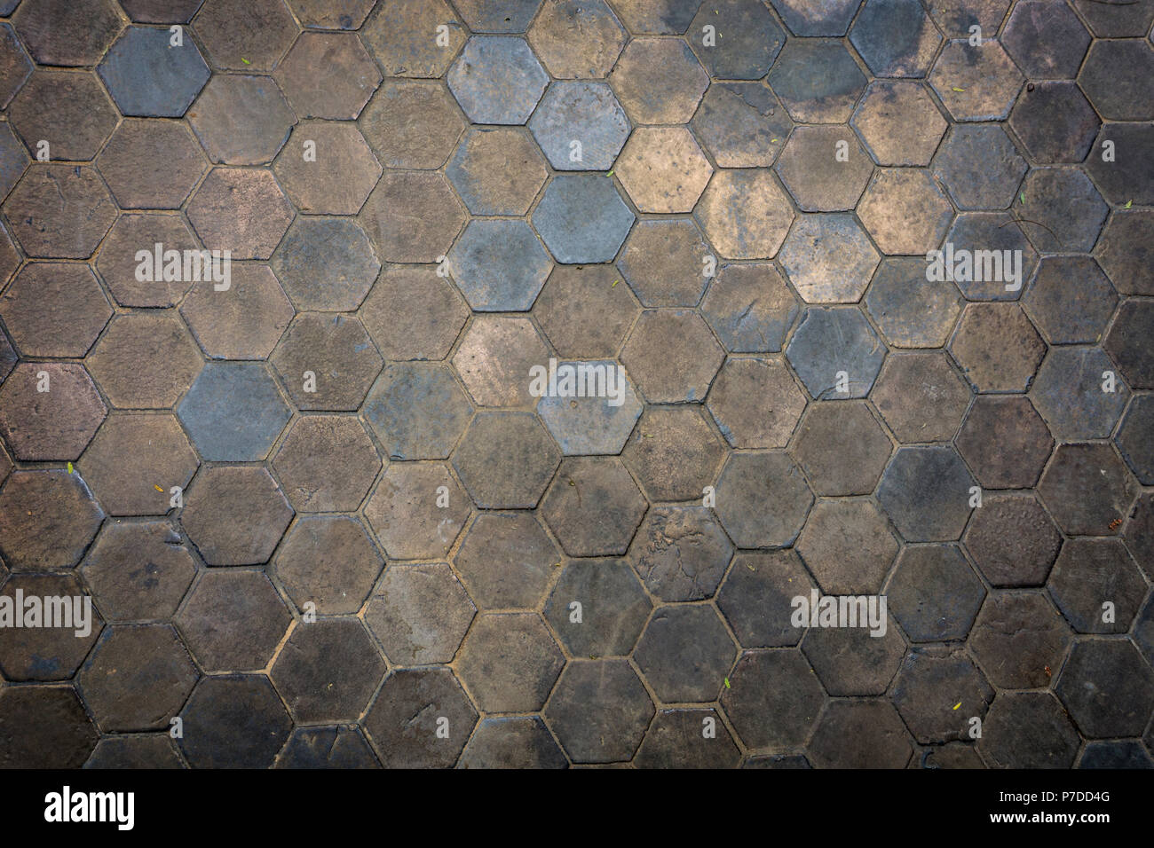 La parete è realizzata in metallo. Un metallo è un materiale che è tipicamente hard, opaco, lucido, ed ha una buona conducibilità elettrica e termica. Foto Stock