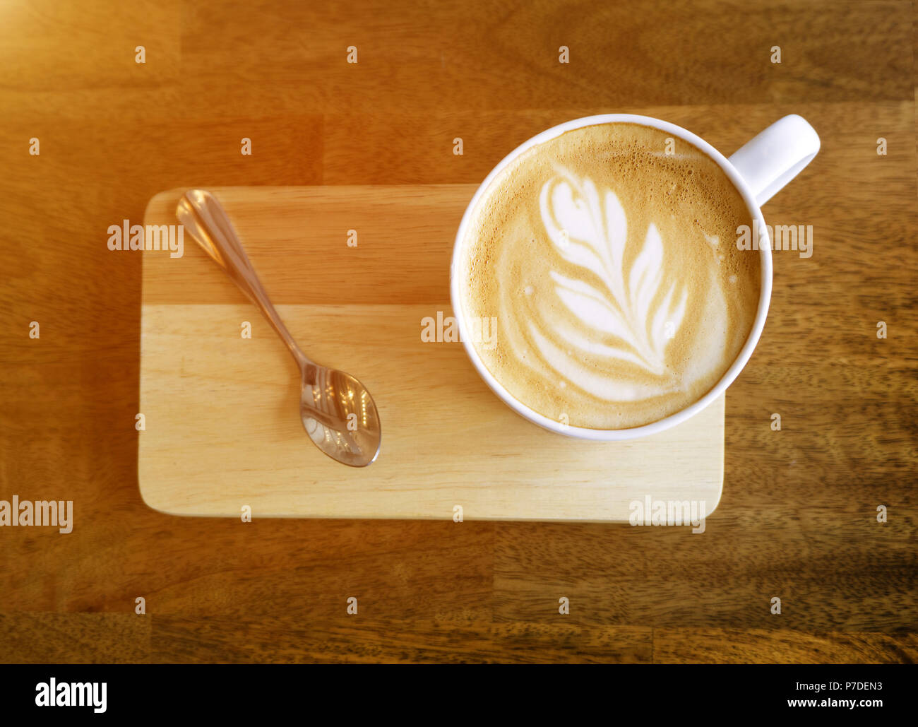 Latte caldo il caffè sul tavolo di legno. Il latte è una bevanda di caffè fatta con caffè espresso e latte vaporizzato. Il termine come usato in inglese è una forma abbreviata di th Foto Stock