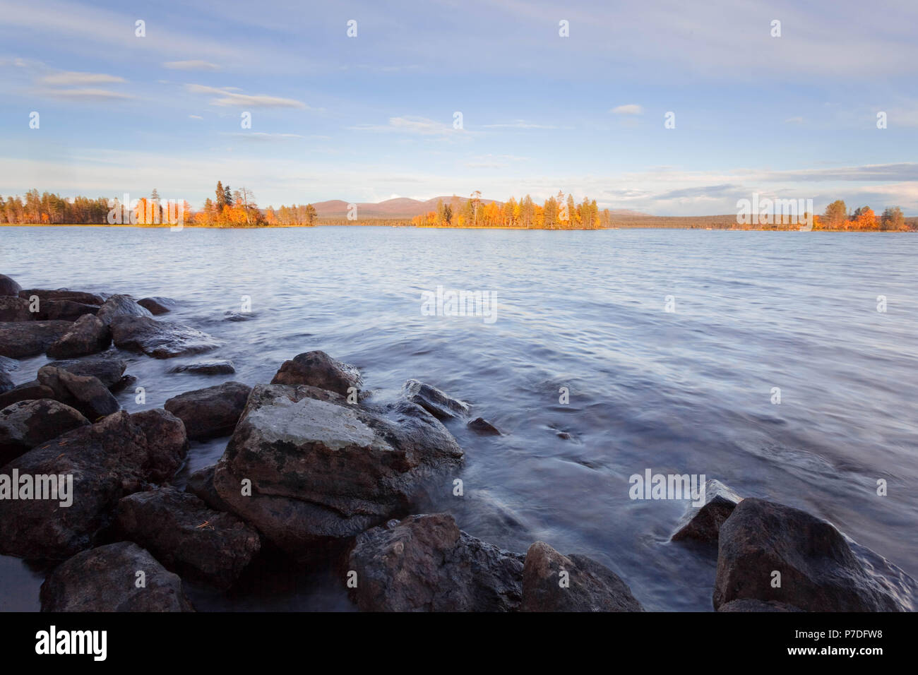 Lago Vuontisjärvi in Muonio, Lapponia, Finlandia Foto Stock