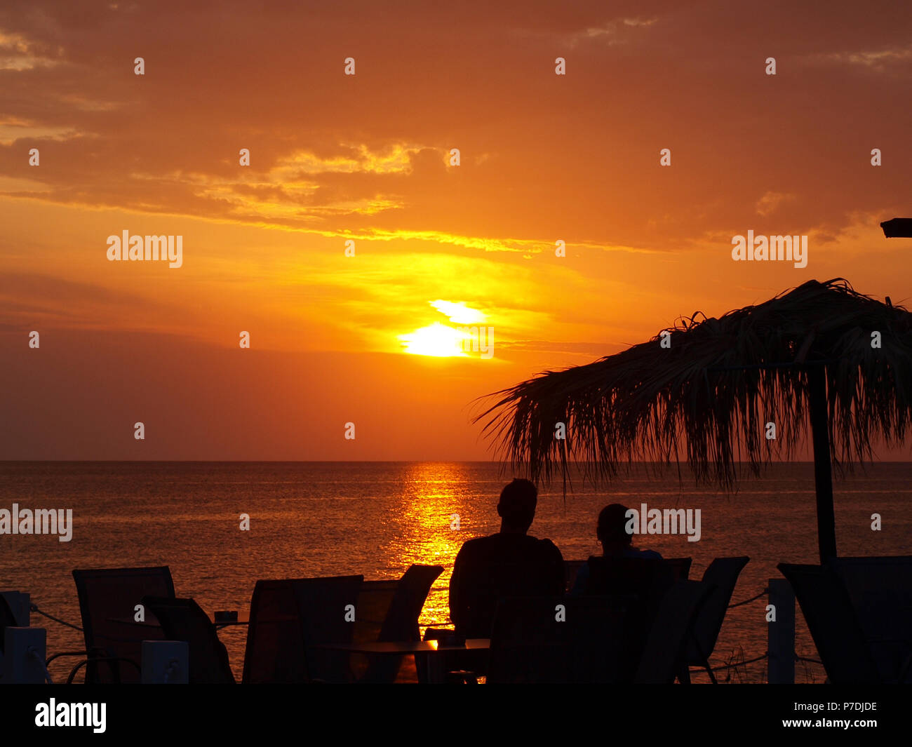 Silhouette di una coppia al tramonto Foto Stock