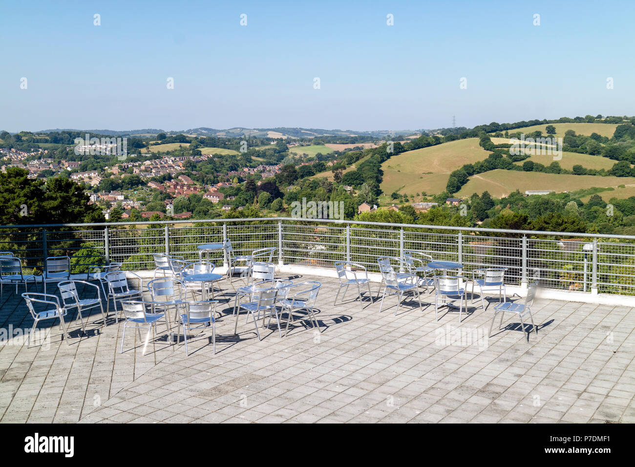 La Exeter University, Streatham Campus, Exeter Devon, Inghilterra, Regno Unito. Student & patio per gli ospiti con posti a sedere che si affaccia sulla Valle di Exe area del Devon Foto Stock