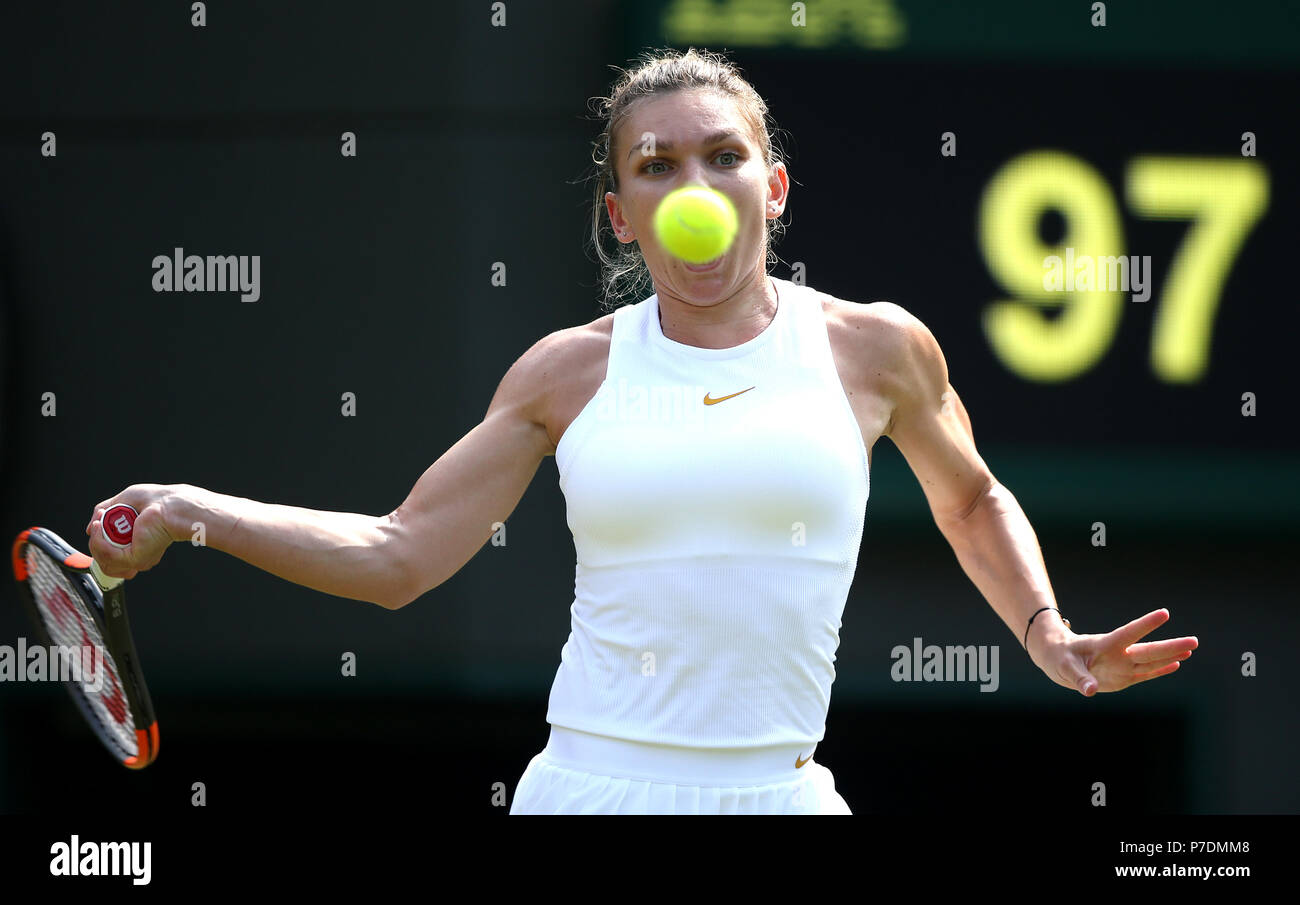 Simona Halep in azione il giorno 4 di campionati di Wimbledon al All England Lawn Tennis e Croquet Club, Wimbledon. Foto Stock