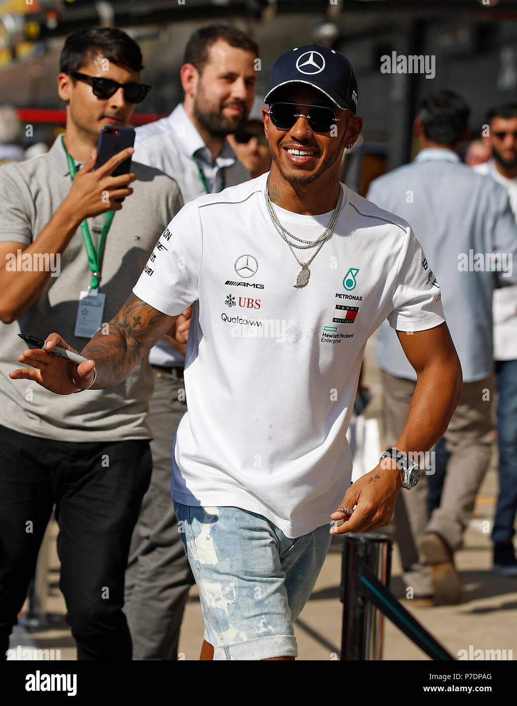 Di Mercedes Lewis Hamilton sorrisi in pit lane durante il paddock giorno per il 2018 British Grand Prix sul circuito di Silverstone, Towcester. Foto Stock