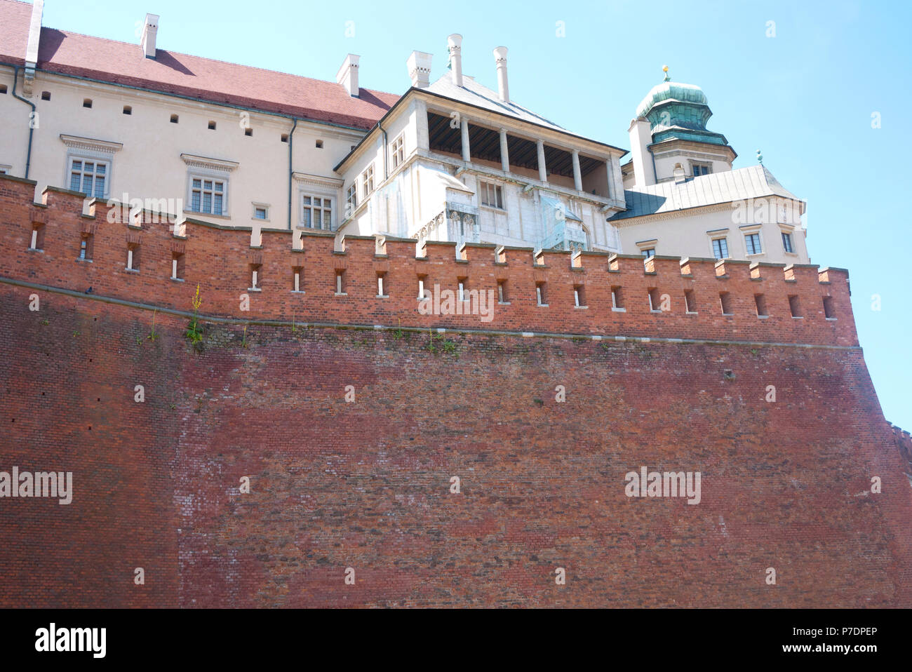 Le alte mura del castello di Wawel, Cracovia, in Polonia, in Europa. Foto Stock