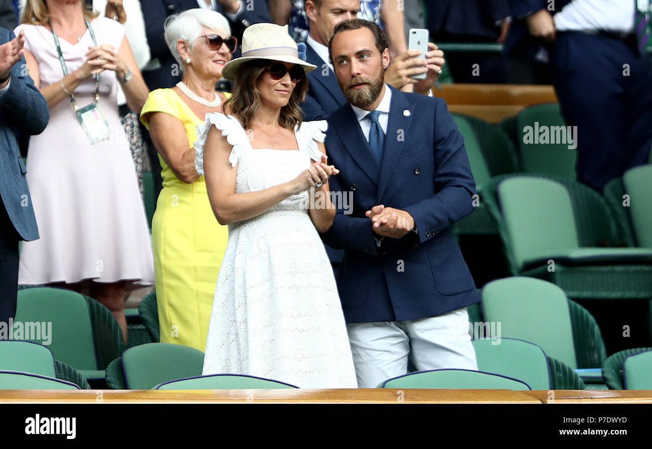 Pippa Matthews e James Middleton applaudire Kyle Edmund dopo la sua vittoria sul Centre Court il giorno quattro dei campionati di Wimbledon al All England Lawn Tennis e Croquet Club, Wimbledon. Foto Stock