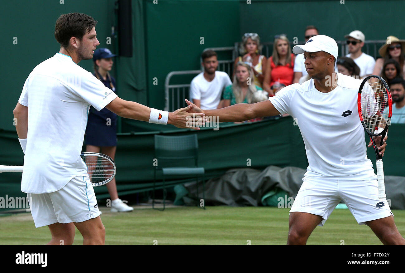 Cameron Norrie (a sinistra) e Jay Clarke (a destra) il quarto giorno dei Campionati di Wimbledon presso l'All England Lawn Tennis and Croquet Club di Wimbledon. PREMERE ASSOCIAZIONE foto. Data immagine: Giovedì 5 luglio 2018. Vedi PA storia TENNIS Wimbledon. Il credito fotografico dovrebbe essere: Jonathan Brady/PA Wire. Foto Stock