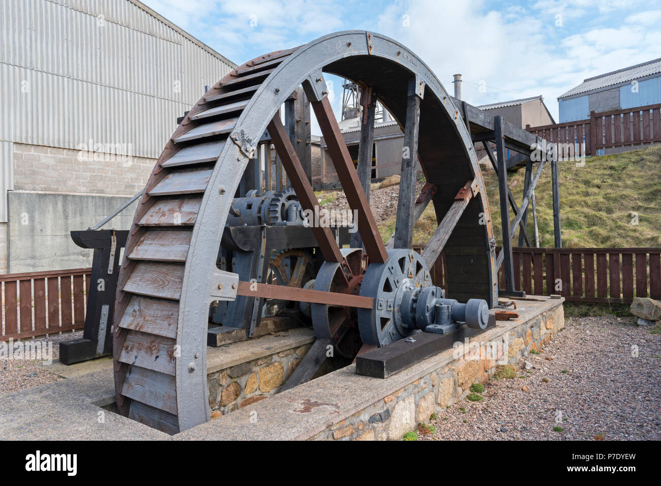 Waterwheel conservati presso il vecchio stagno geevor mine museum in pendeen, Cornwall, Inghilterra, Regno Unito. Foto Stock
