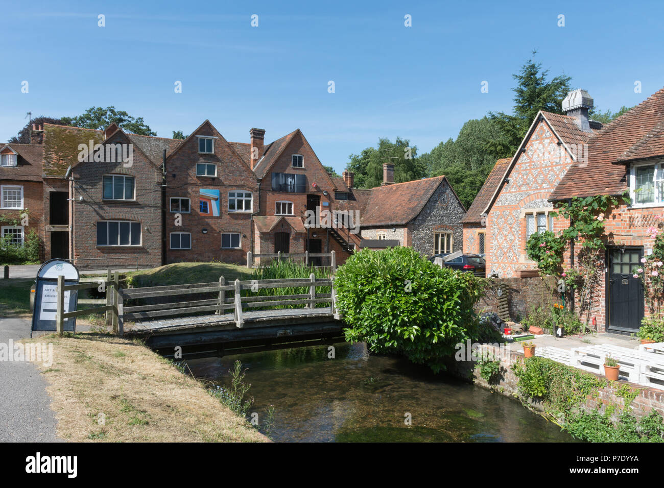 Riverside cottages nel grazioso West Berkshire villaggio di Bradfield, UK, su una soleggiata giornata estiva Foto Stock