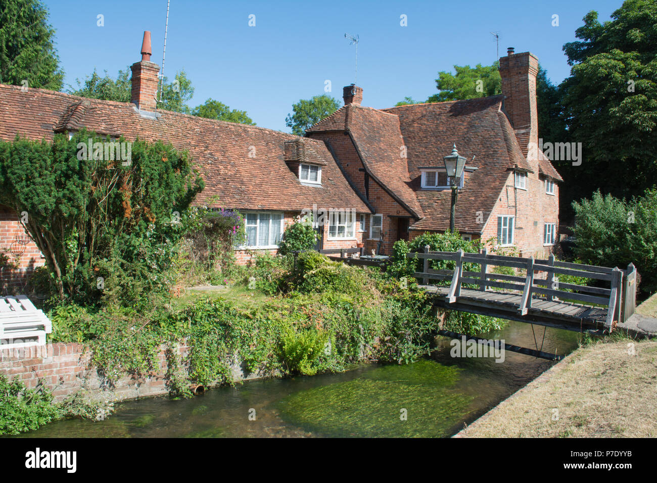 Riverside cottages nel grazioso West Berkshire villaggio di Bradfield, UK, su una soleggiata giornata estiva Foto Stock