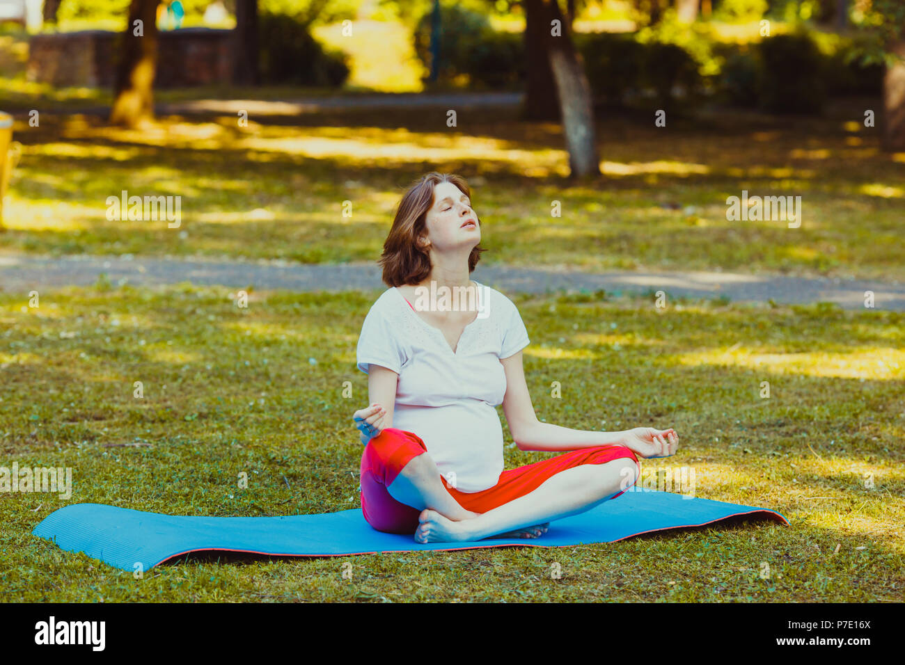 Futura Mamma rilassante mentre yoga classe Foto Stock